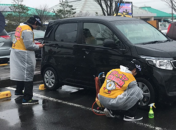 タイヤ点検活動の様子(茨城県　道の駅いたこ)