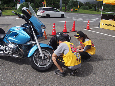 タイヤ点検活動の様子(箱根ターンパイク 大観山駐車場(神奈川県 足柄下郡))