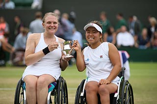 左:ジョーダン・ワイリー選手 右:上地結衣選手
