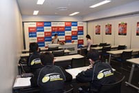 メディアルームで記者体験中の中学生の様子(2016年大会)