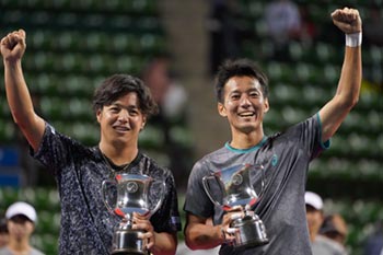 男子ダブルス優勝：片山翔選手（写真左）