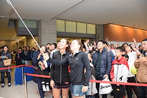 女子シングルス優勝のブザルネスク選手とジダンセク選手