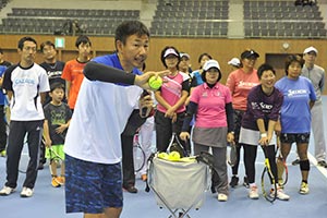 テニスクリニックを主導する鈴木貴男選手