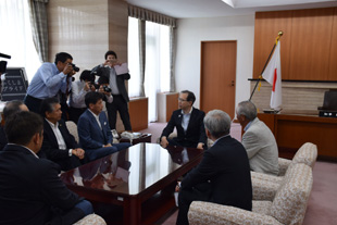 内堀県知事と主催者との会談