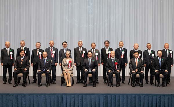 Factory representatives photographed with the Prime Minister