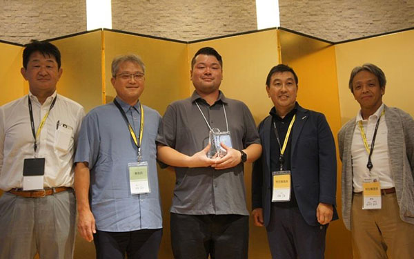 Winner: Mr. Ishizaki from Tyre Land Onahama, Tohoku Company (center of the photo)