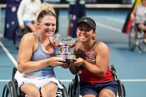 車いすテニス部門 女子ダブルス優勝 上地結衣（右）・ジョーダン・ワイリー（左）組