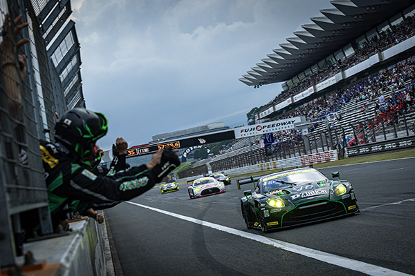 チェッカーを受ける777号車