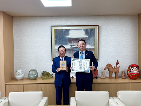 白河市役所への「自然共生サイト」認定報告（2026年1月） 左—白河市長　右-白河工場長