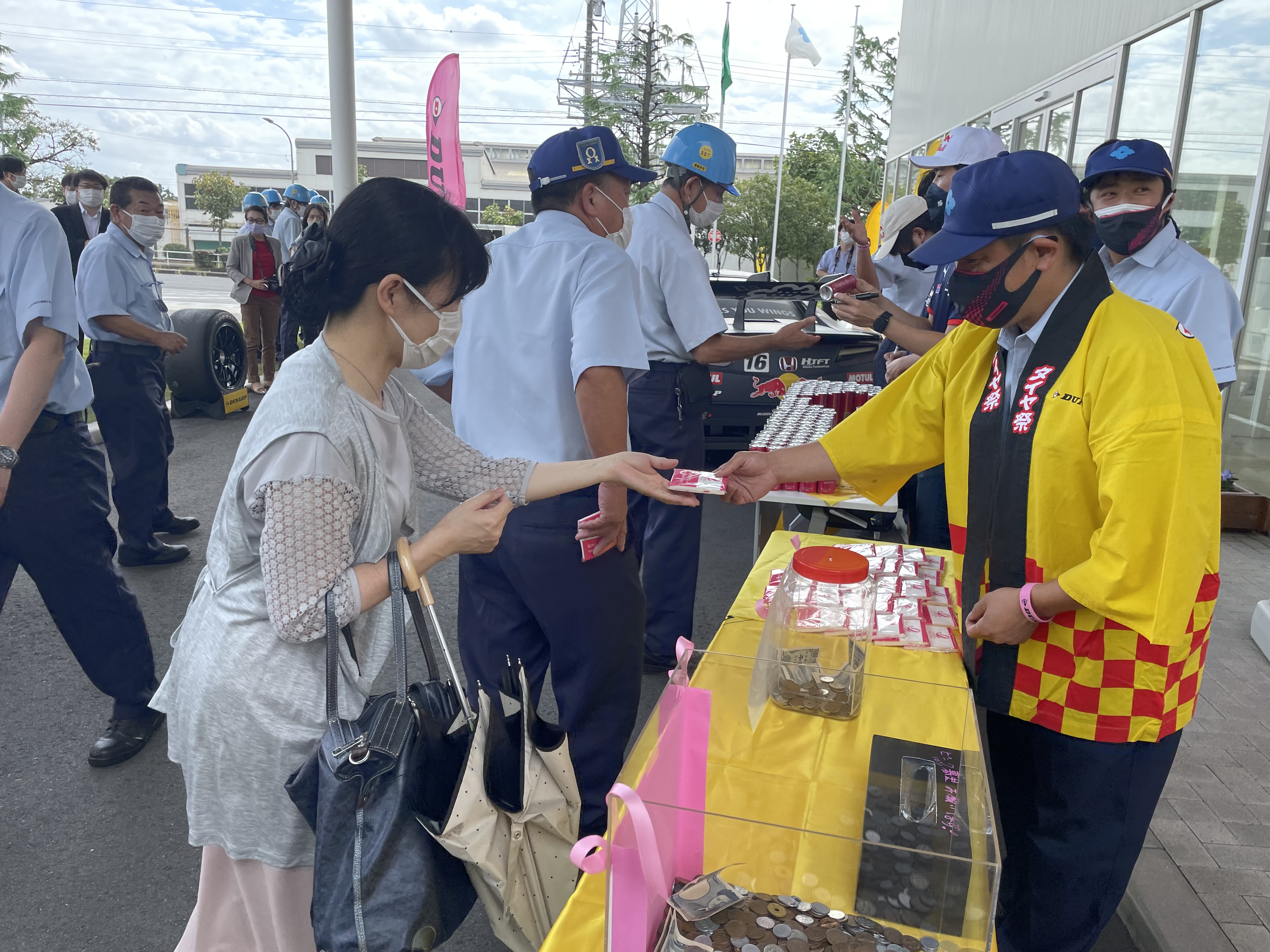 Staff at the Nagoya Factory, a tire production base, engaged in fundraising activities in connection with the Pink Ribbon Campaign