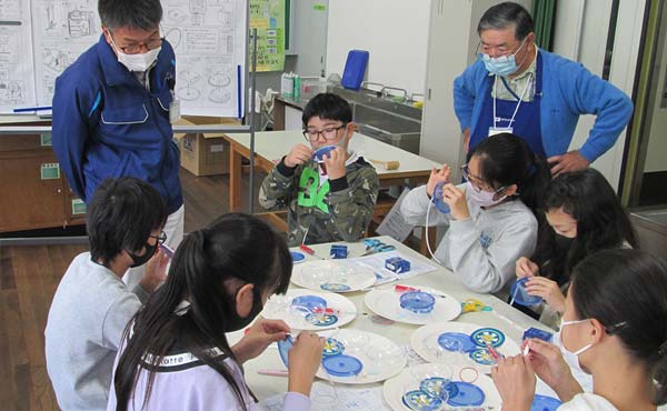 Children and their parents participating in a learning program as part of the Dunlop Environmental Class