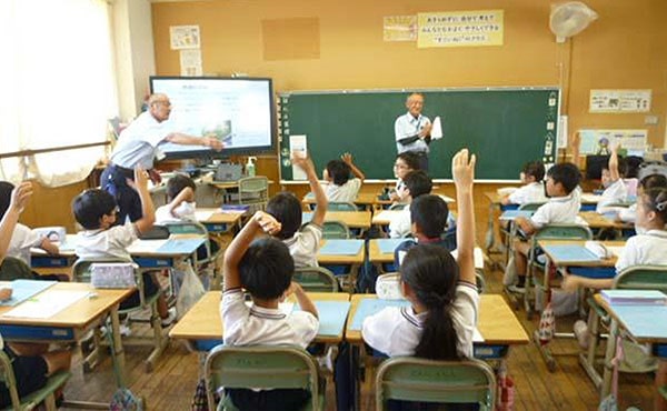 Staff from the Kakogawa Factory giving an on-demand lecture at a neighboring elementary school after the donation of Fujibakama