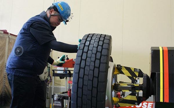 実技審査：「TPMS センサー付タイヤホイールの組み換え作業」