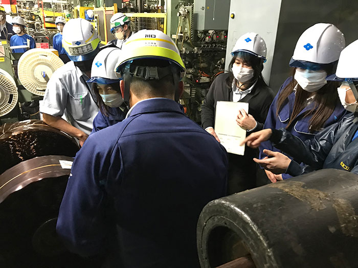 女性目線での現場パトロールの様子（宮崎工場）