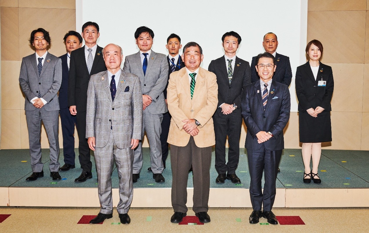 Guest Tsuneyuki Nakajima (front row, center), relevant executive officers, and the recipients of the Grand Prizes, Excellence Awards, and Special Merit Prizes